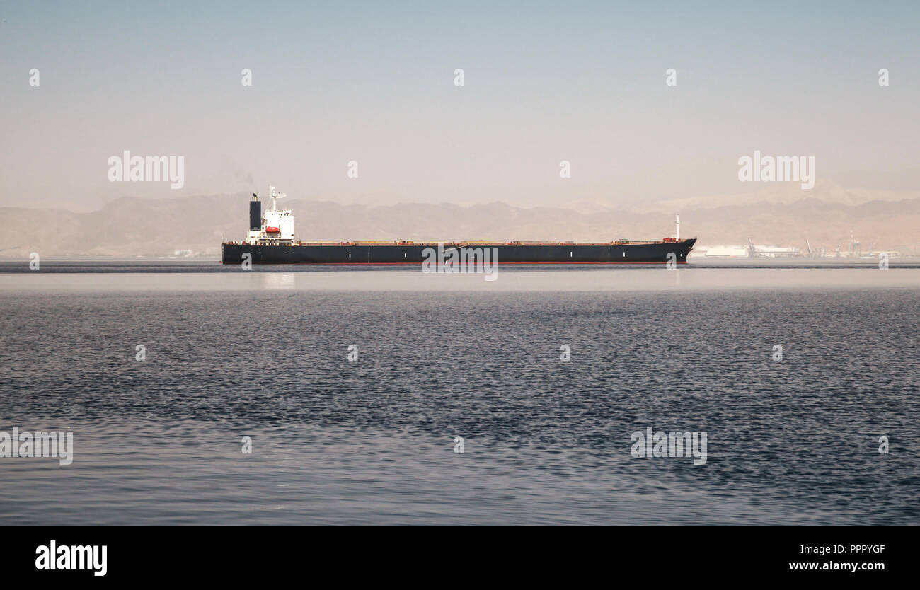 Öltank Schiff geht in den Golf von Aqaba, Jordanien Stockfoto
