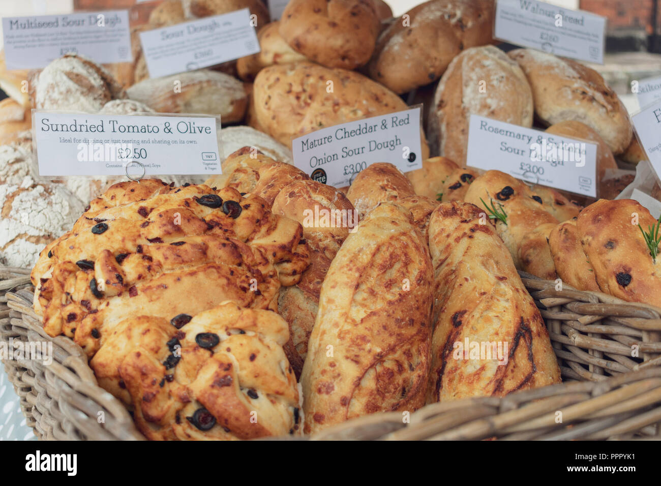 Eine Vielzahl von frischem Brot für Verkauf an den Bauernmarkt Stockfoto