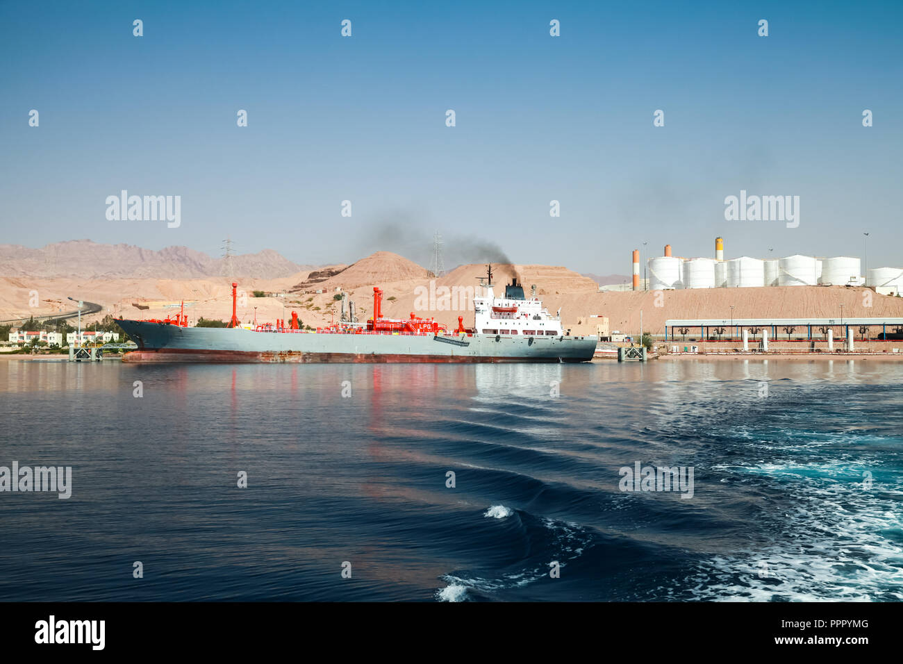 LPG-Tanker Verladung im Hafen von Aqaba, Rotes Meer, Jordanien Stockfoto