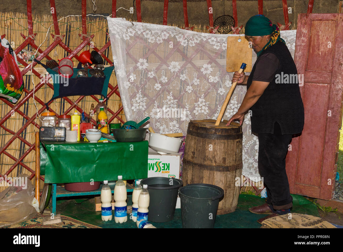 Kirgisische Frau mischen kumis während des Gärprozesses, Song Kol See, Provinz Naryn, Kirgisistan, Zentralasien Stockfoto