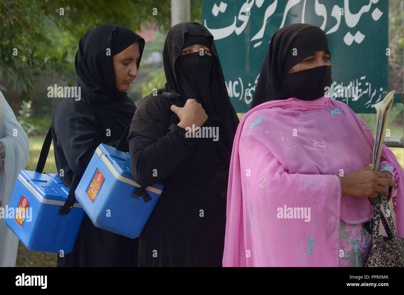 Lahore, Pakistan. 25 Sep, 2018. Pakistanische Gesundheit Arbeiter verwaltet Polio Impfung fällt auf Kinder in Wagha Stadt, Manawan während der anti-polio Kampagne von Gesundheit Abteilung des Punjab Regierung Lahore ins Leben gerufen. Credit: Rana Sajid Hussain/Pacific Press/Alamy leben Nachrichten Stockfoto