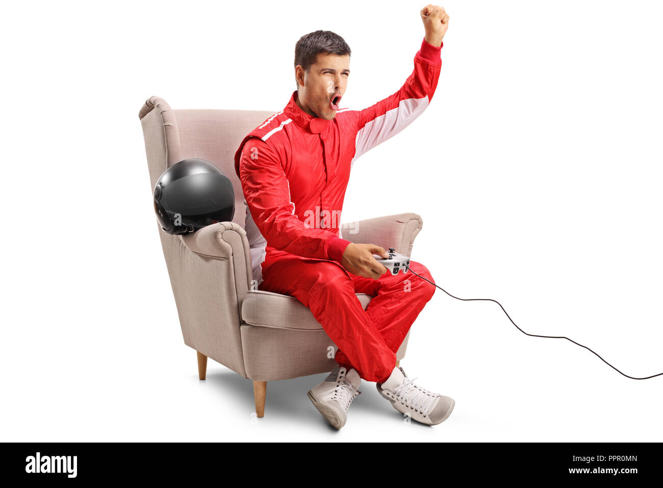 Racer in einem Sessel sitzend, Videospiele und deutete mit der Hand auf weißem Hintergrund Stockfoto