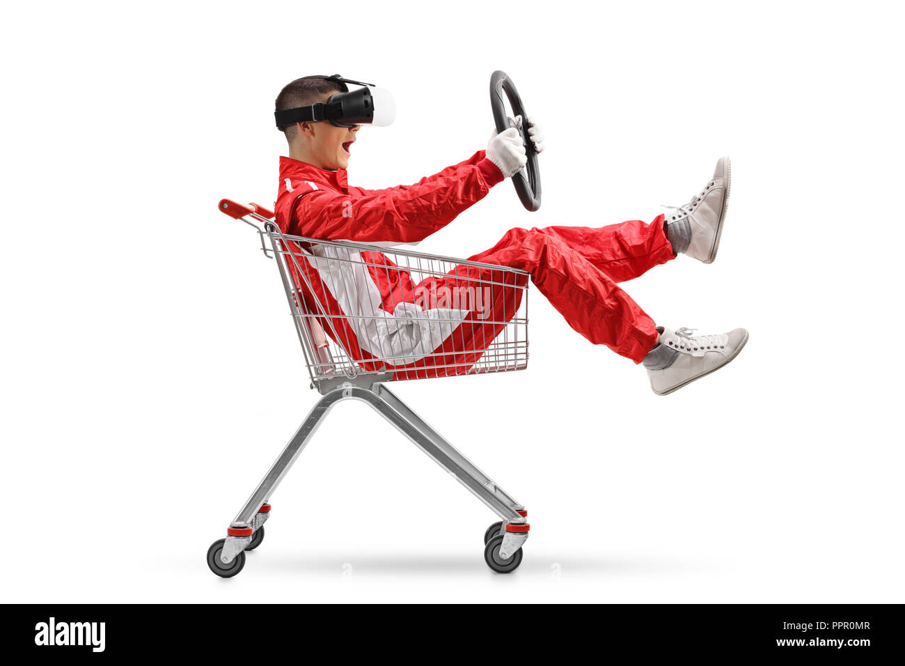 Teenager in einem Racing suit mit VR googled Holding ein Lenkrad in einem Warenkorb auf weißem Hintergrund Stockfoto