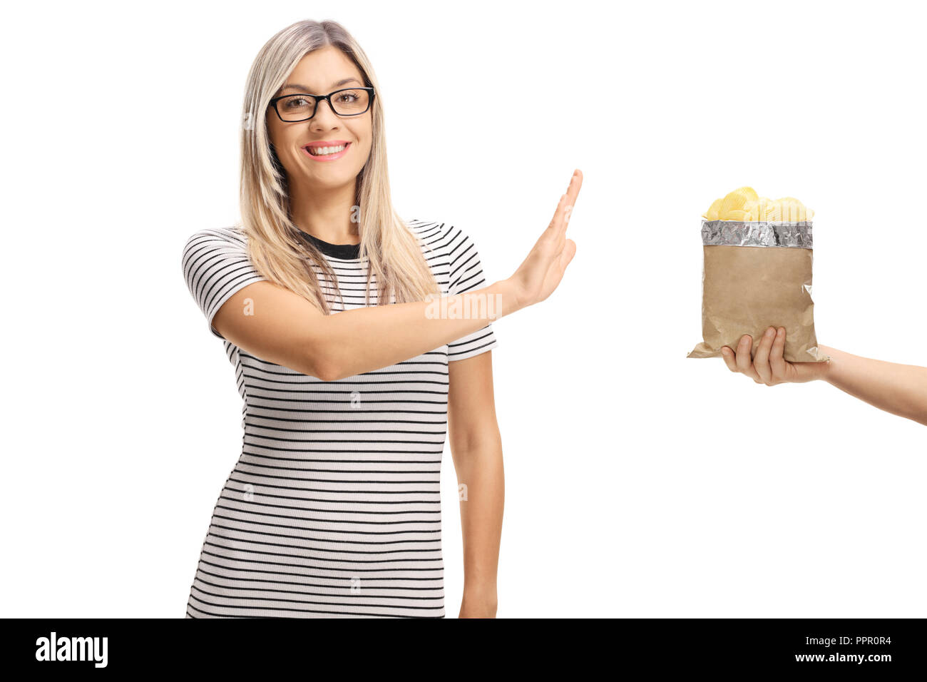 Junge Frau ablehnen eine Tüte Kartoffelchips auf weißem Hintergrund Stockfoto
