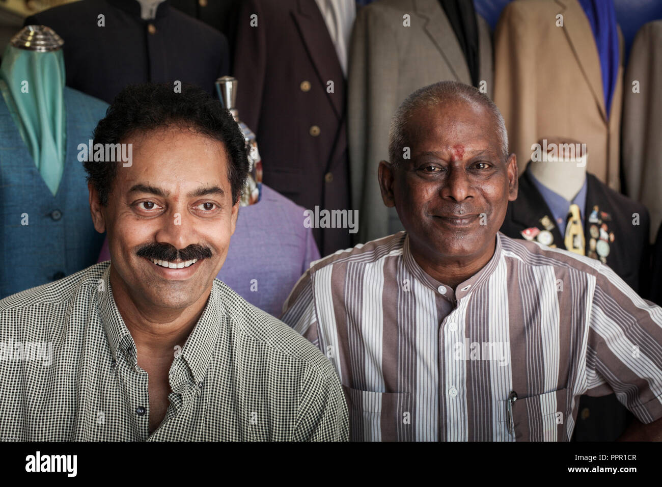 Indische Schneider in ihrem Geschäft in Singapur, Südostasien Stockfoto