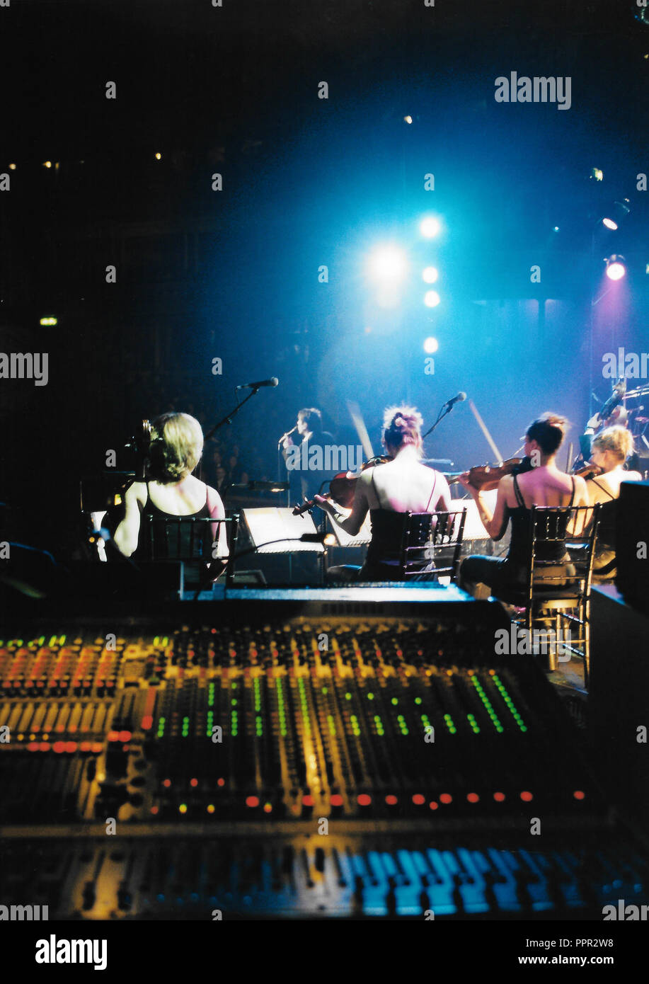 Auf der Bühne als Bryan Ferry in der Royal Albert Hall, London, im Jahr 2000 singt. Stockfoto