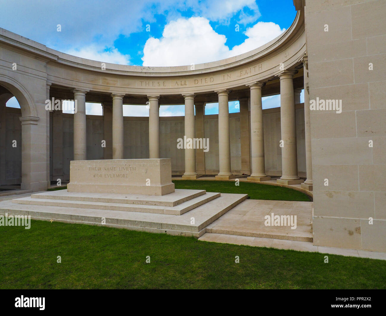 Cambrai Tank Memorial und Louverval Friedhof in der Nähe von Cambrai, Frankreich Stockfoto