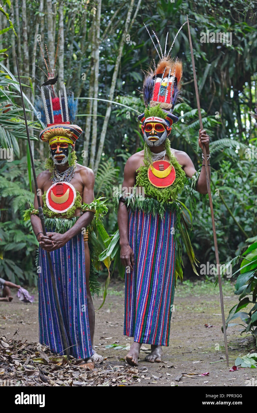 Papua Neuguinea Menschen gekleidet in traditionelle zeremonielle Kleidung Stockfoto