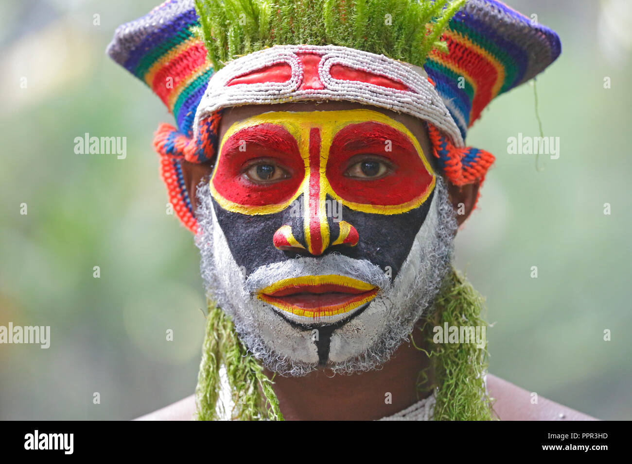 Papua Neuguinea Menschen gekleidet in traditionelle zeremonielle Kleidung Stockfoto
