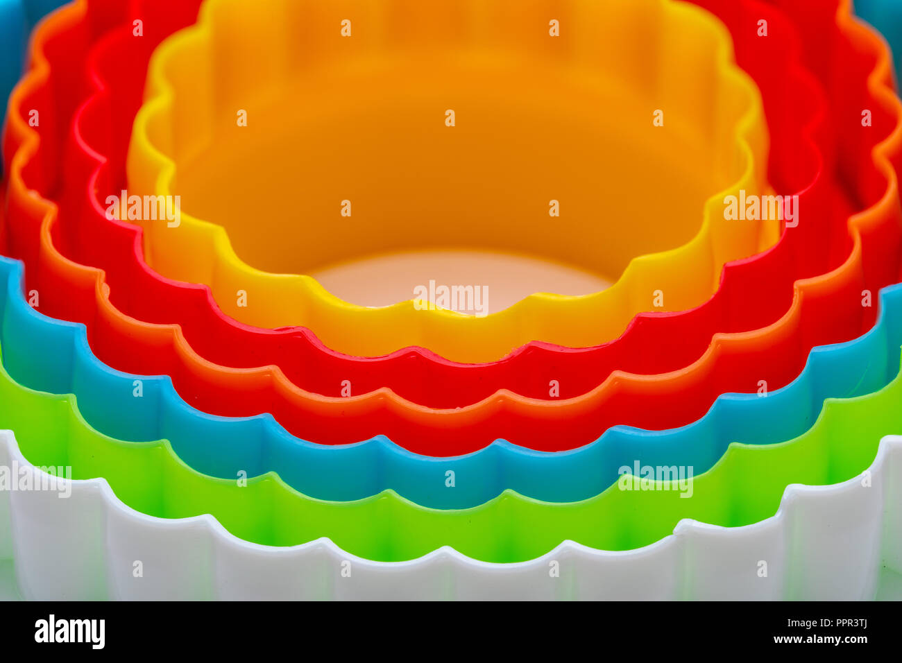 Schöne Textur mit konzentrischen Kreisen mit den Farben des Regenbogens. Für Tapeten, Katalogen und Plakaten. Stockfoto