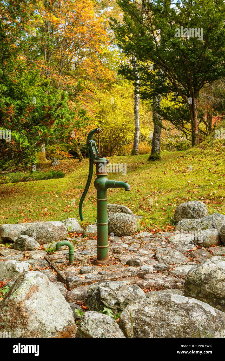 Wasserpumpe In Einem Garten Im Herbst Stockfoto Bild 220554815