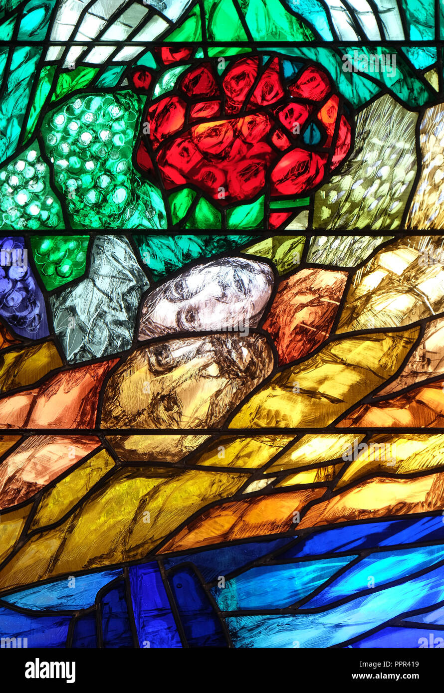 Die Schpfungsgeschichte, Glasfenster von Sieger Koder in der Kirche St.  Bartholomus in Leutershausen Stockfotografie - Alamy
