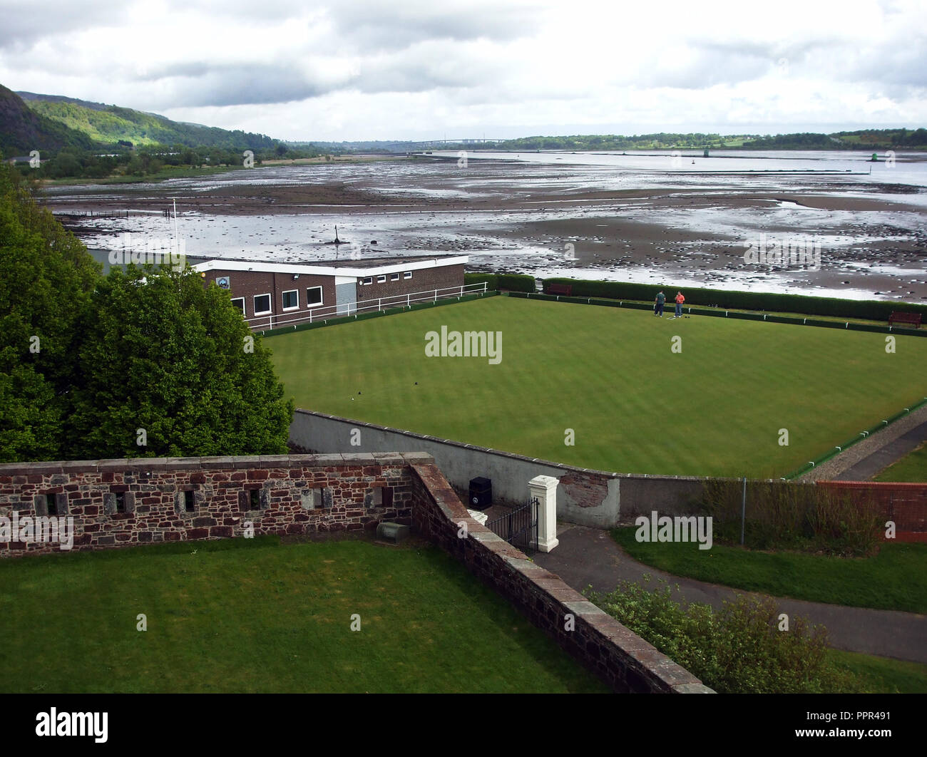 Die Aussicht, Blick nach Westen, von den oberen von Dumbarton Rock zeigt den Fluss Clyde mit dem Strom sehr viel heraus. Bei Flut ist; diese Sichtweise würde in Wasser bedeckt werden. Glasgow ist ein paar Meilen Flussaufwärts. Stockfoto