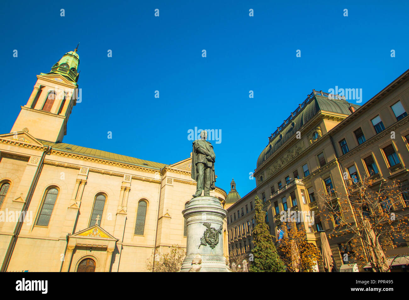 Denkmal der kroatischen Dichter Petar Preradovic auf Preradovic square (Blume) und die Serbische Orthodoxe Kirche im Hintergrund, Zagreb, Kroatien Stockfoto