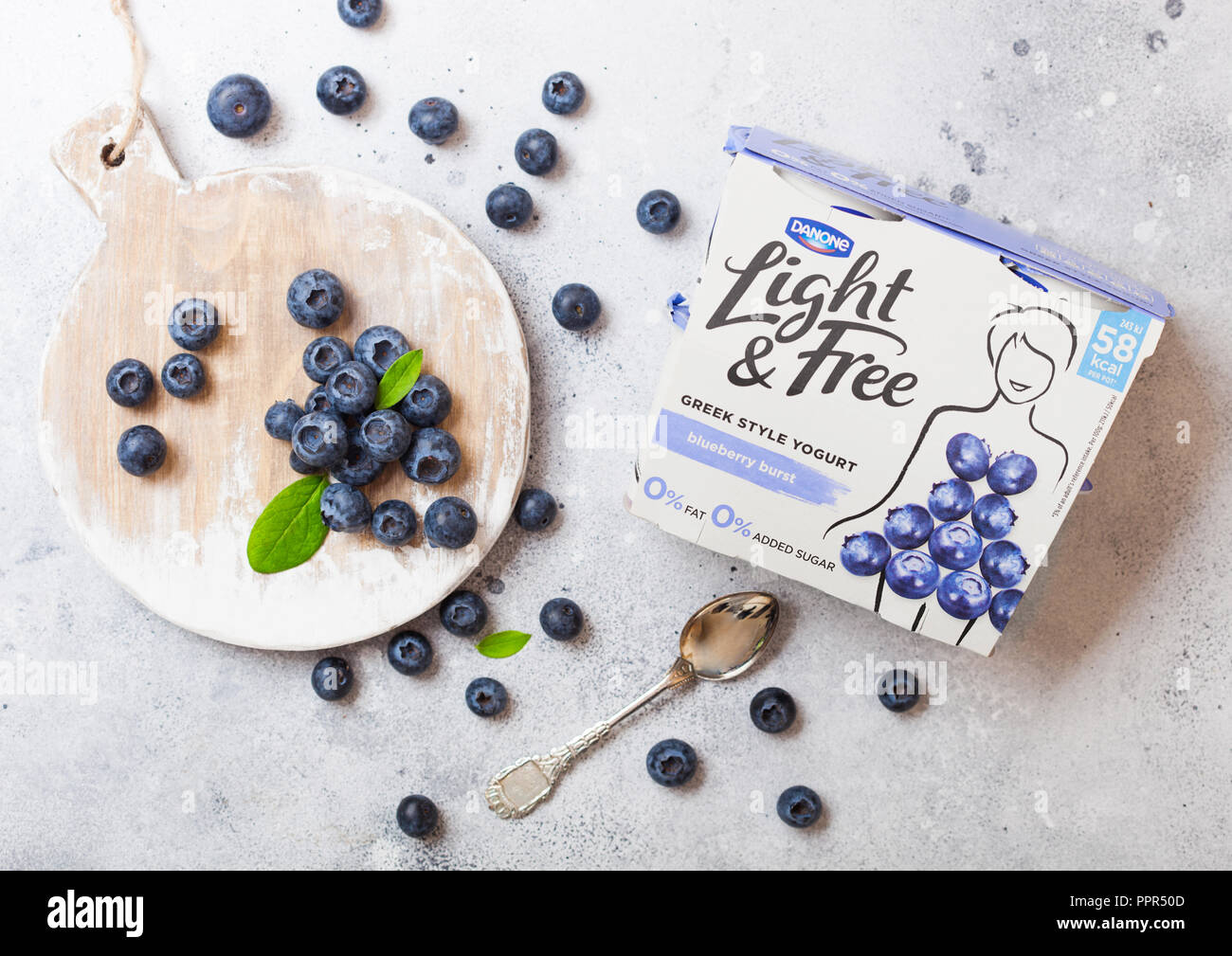 LONDON, UK, 26. SEPTEMBER 2018: Licht und freien griechischen Joghurt mit blaubeeren von Danone mit Beeren Stockfoto