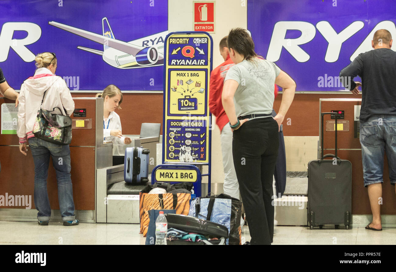 Passagiere Kontrolle Handgepäck Größe bei Ryanair einchecken, bevor Sie an Bord gehen. Stockfoto