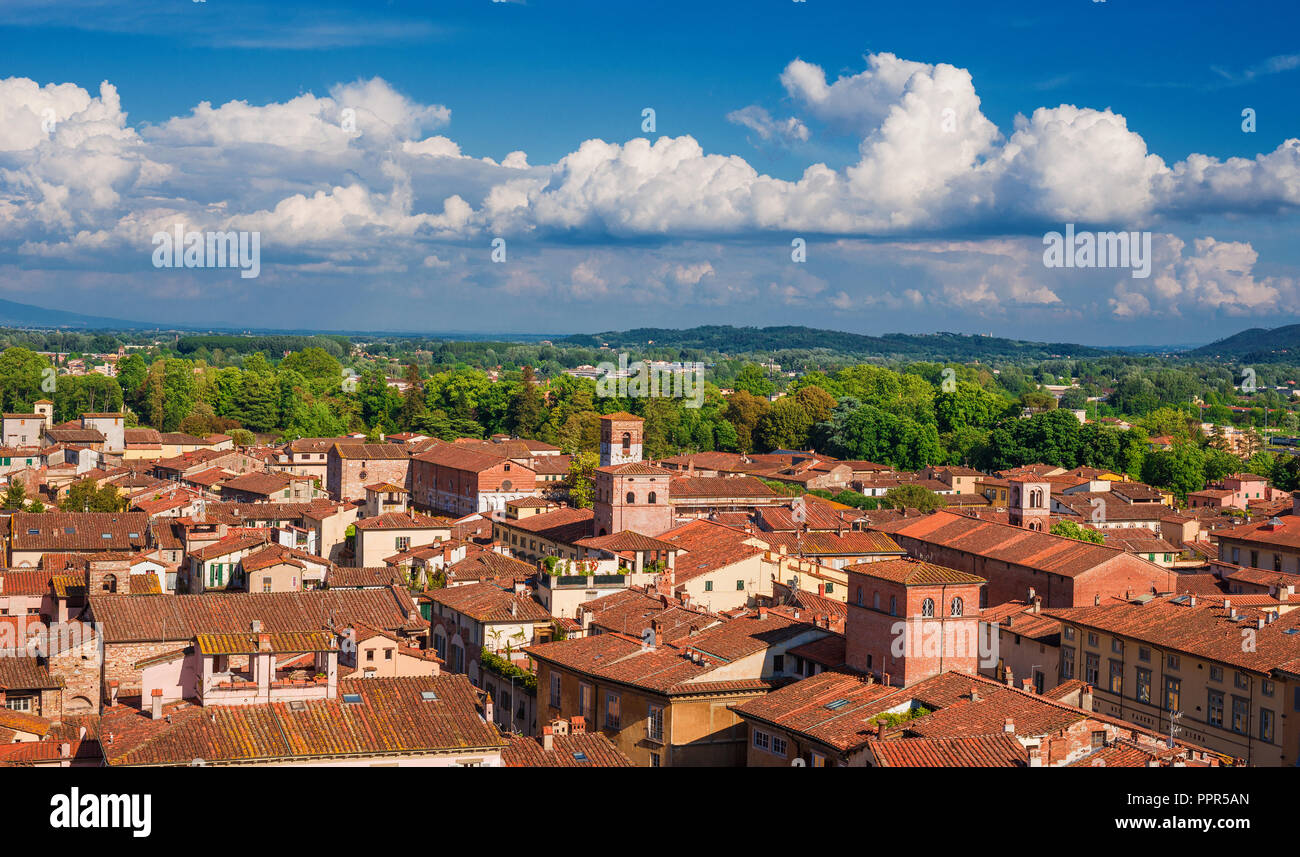 Lucca Altstadt Skyline mit mittelalterlichen Türmen und Wolken Stockfoto
