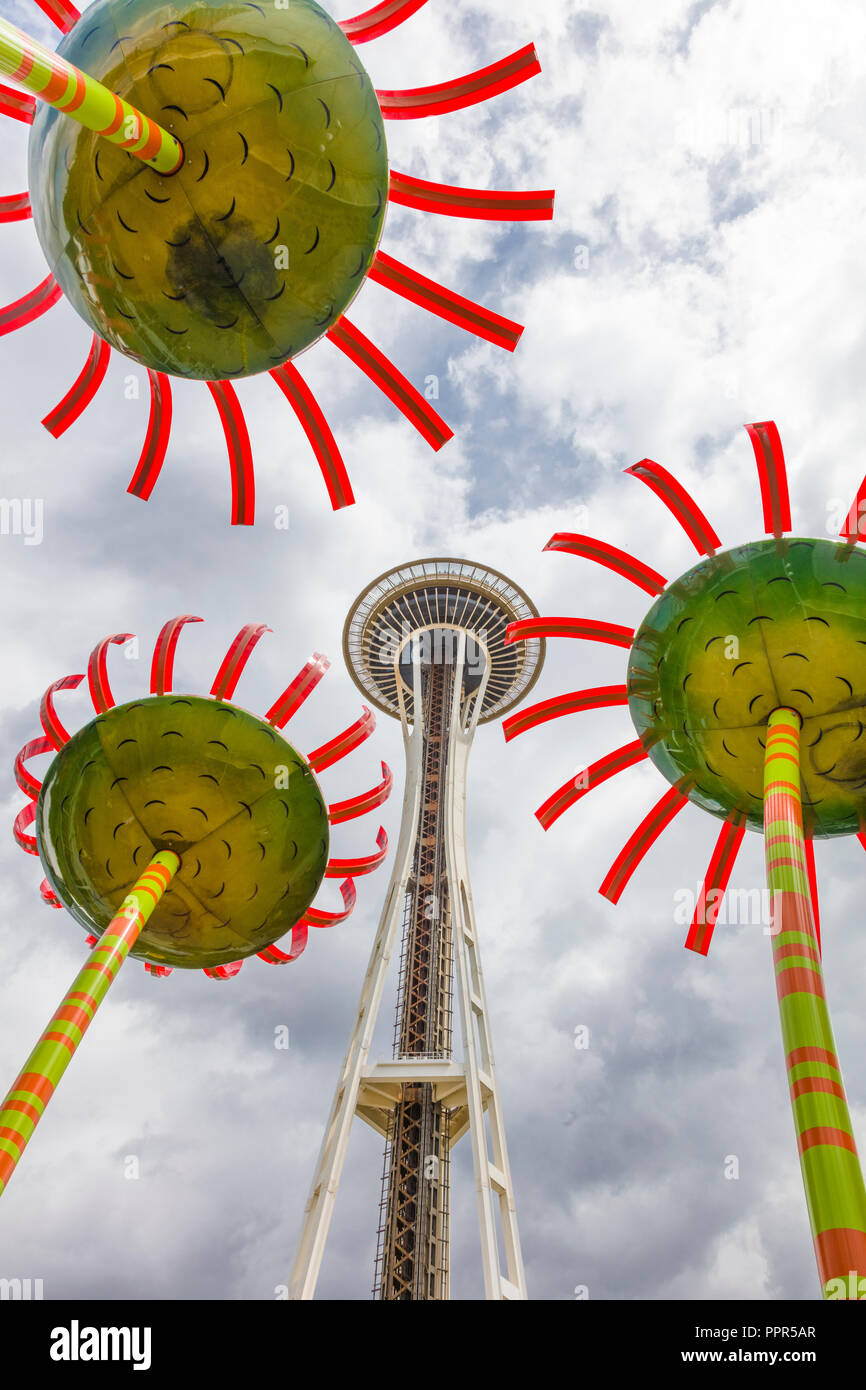 Sonic Bloom von Künstler Dan Corson im Seattle Center mit der Space Needle in Seattle, Washington in den Vereinigten Staes. Stockfoto