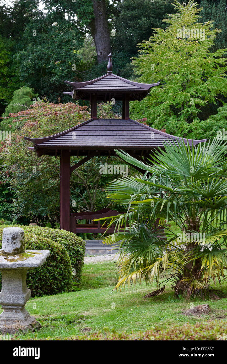 Vertikale Bild von einem angelegten japanischen Garten mit einem braunen Holz- Pagode als Schwerpunkt Stockfoto