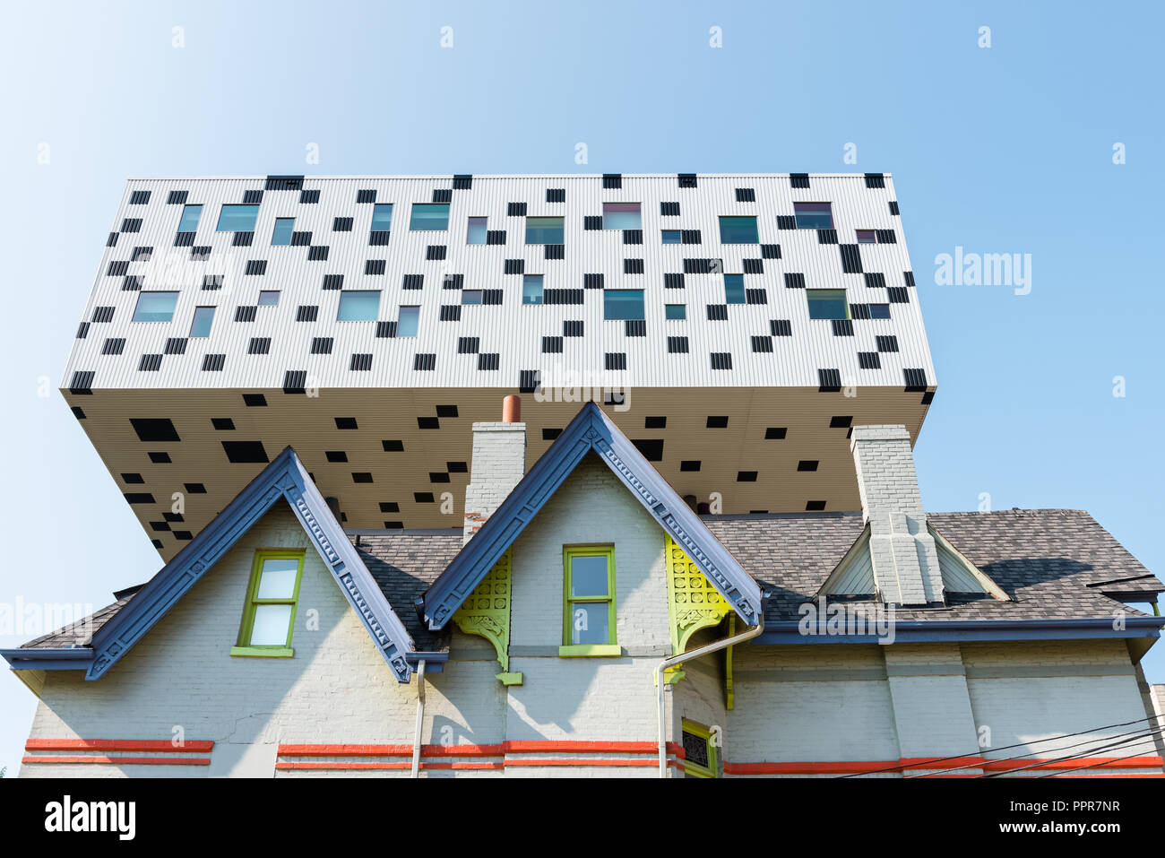 Low-Winkel auf die moderne Erweiterung des scharfen Zentrum für Design auf dem Campus der Ontario Hochschule der Kunst (OCAD) in der Innenstadt von Toronto. Stockfoto