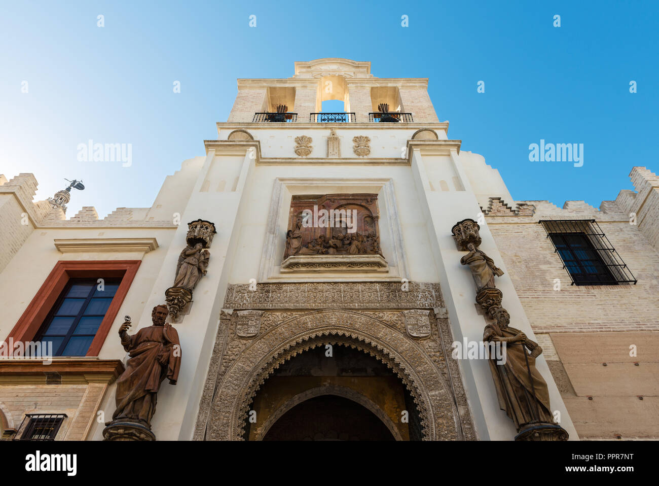 Niedrig - Blickwinkel - Der alte Eingang zur Kathedrale der Heiligen Maria des Siehe in Sevilla, die größte gotische Kathedrale und die drittgrößte Kirche. Stockfoto