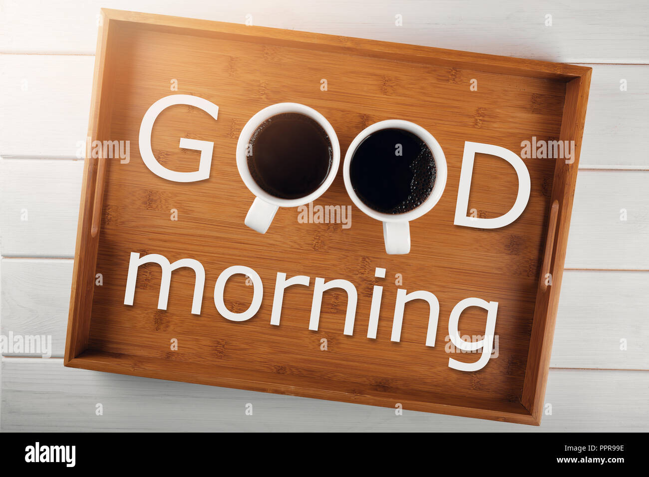 Guten Morgen - zwei Kaffeetassen auf einem Tablett mit Text Stockfoto