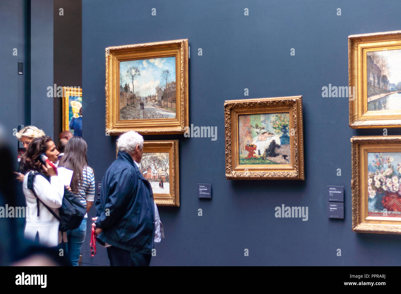 Besucher, die das Musée d'Orsay in Paris besuchen Stockfoto