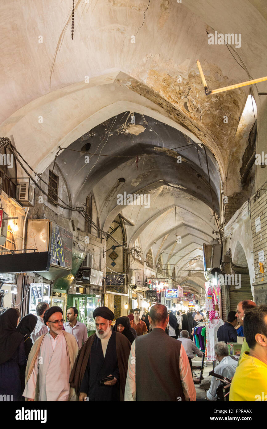 ISFAHAN, IRAN - August 8, 2018: Straße der Isfahan Bazar am Abend in einem überdachten Gasse des Marktes. Symbol der persischen Architektur, es ist Stockfoto