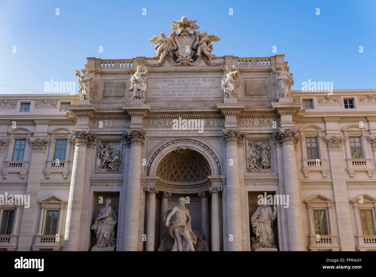 Rom renovierten Palazzo Poli Fontana Di Trevi Fassade ohne Masse. Renovierte Aquädukt - FBI-Rokoko Brunnen mit geschnitzten Figuren & lateinischen Inschriften. Stockfoto