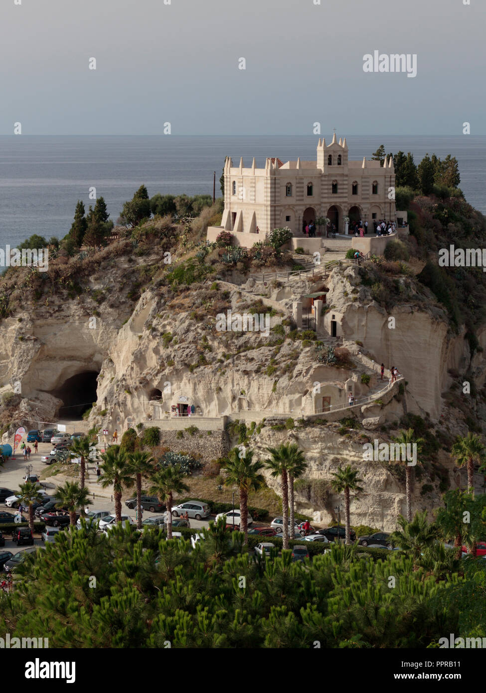 Blick auf das Santuario di Santa Maria dell'Isola. Tropea, Italien. Stockfoto