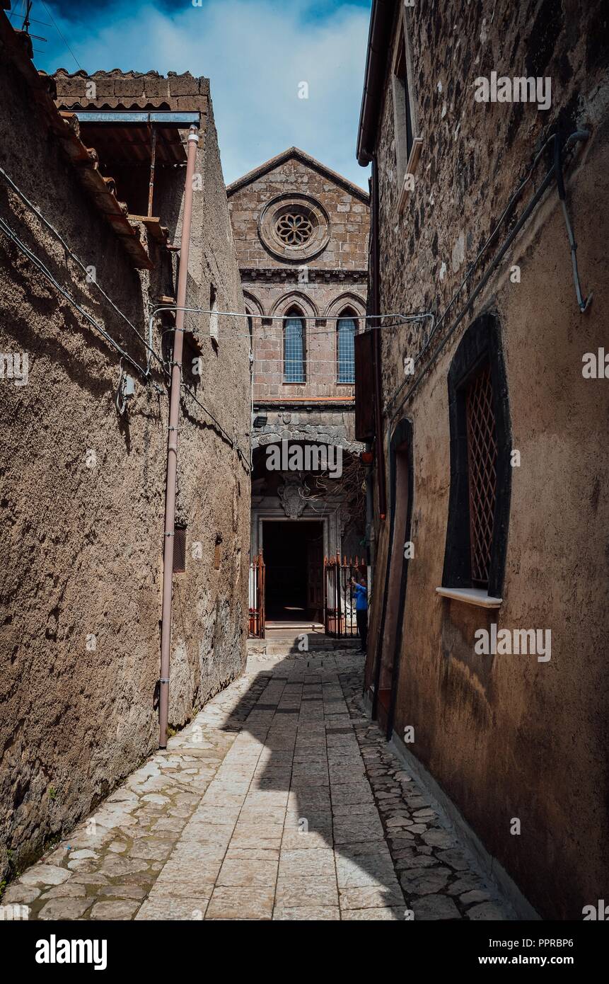 Caserta Vecchia, Italien, führt eine kleine Straße zwischen den alten Häusern eines ländlichen Dorfes. Stockfoto