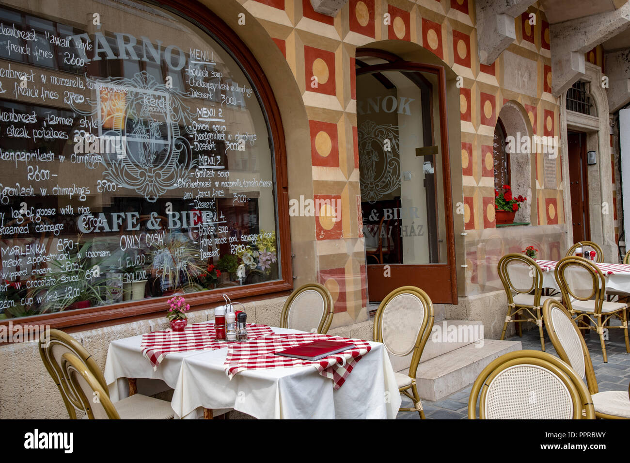 Einladenden Straßencafes im Burgviertel von Budapest, Ungarn Stockfoto