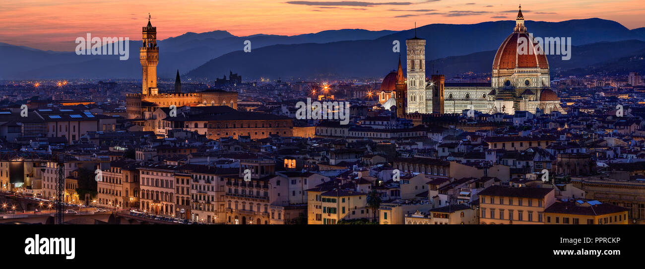 Die Kathedrale Santa Maria del Fiore (Dom) und Palazzo Vecchio und der Stadt Florenz bei Nacht. Von der Piazzale Michelangelo gesehen. Stockfoto
