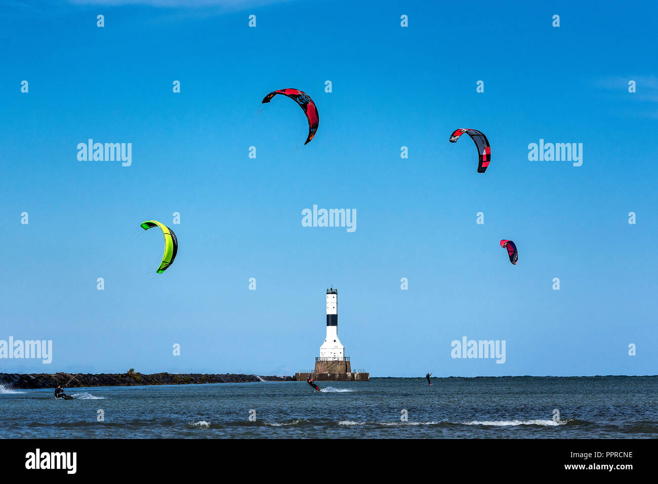 Kitesurfen, Conneaut West Breakwater Leuchtturm, Lake Erie, Conneaut, Ohio, USA. Stockfoto