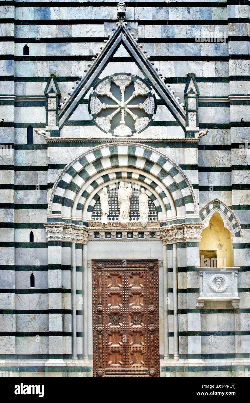 Gotische Portal von St. John's Baptisterium in Pistoia Toskana Italien Stockfoto