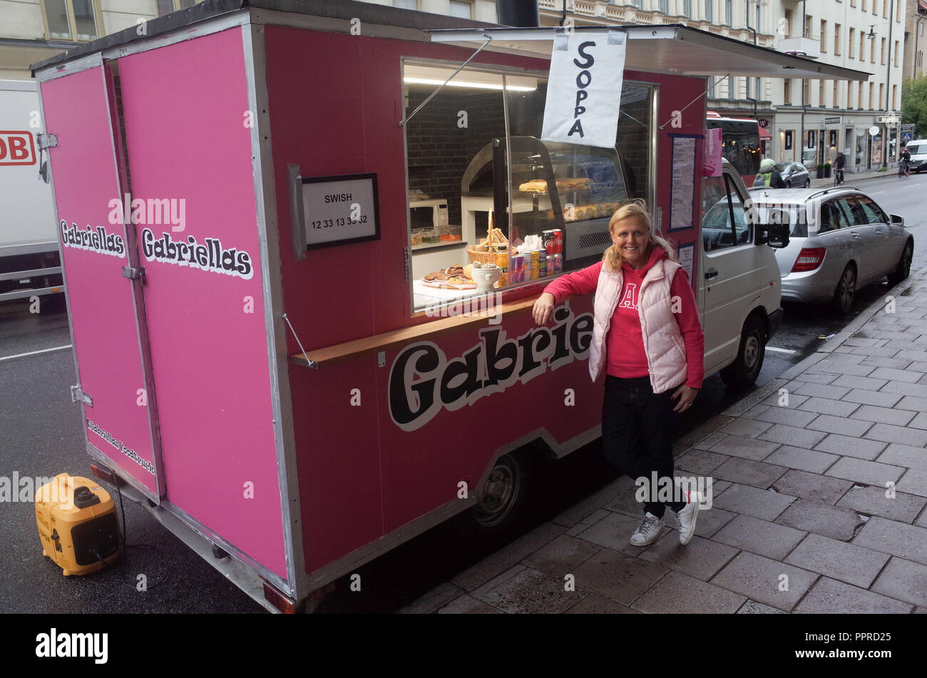 September 26, 2018 - Stockholm, Schweden: Portrait von Gabriella Mannik, einem schwedischen Unternehmen Frau Gabriella essen Fahrzeug besitzt, von wo aus Sie Suppen, Sandwiches und Snacks verkauft an Kunden, die viel unterwegs sind. Sie sagt, dass 90% der Ihr Kunde verwendet, Swish, einem beliebten Handy App, um sie zu bezahlen. Swish kann auf fast jedem Schwedische verbot Konto verbunden werden, um sofortige digitale Zahlungen zu ermöglichen. Schweden ist die bargeldlose Gesellschaft auf dem Planeten, mit 80 % aller Transaktionen mit Kreditkarten oder Handy Apps. *** Frankreich/KEINE VERKÄUFE IN DEN FRANZÖSISCHEN MEDIEN *** Stockfoto