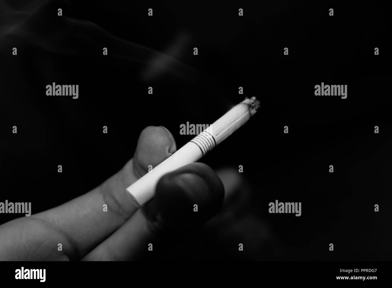 Zigarette auf der Hand bis Schwarz und Weiß Stockfoto