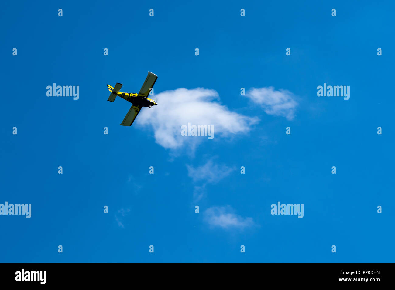 Drei Kleine Flugzeuge In Den Himmel Vor Dem Hintergrund Eines Wolken Nebeneinander Fliegen Stockfotografie Alamy