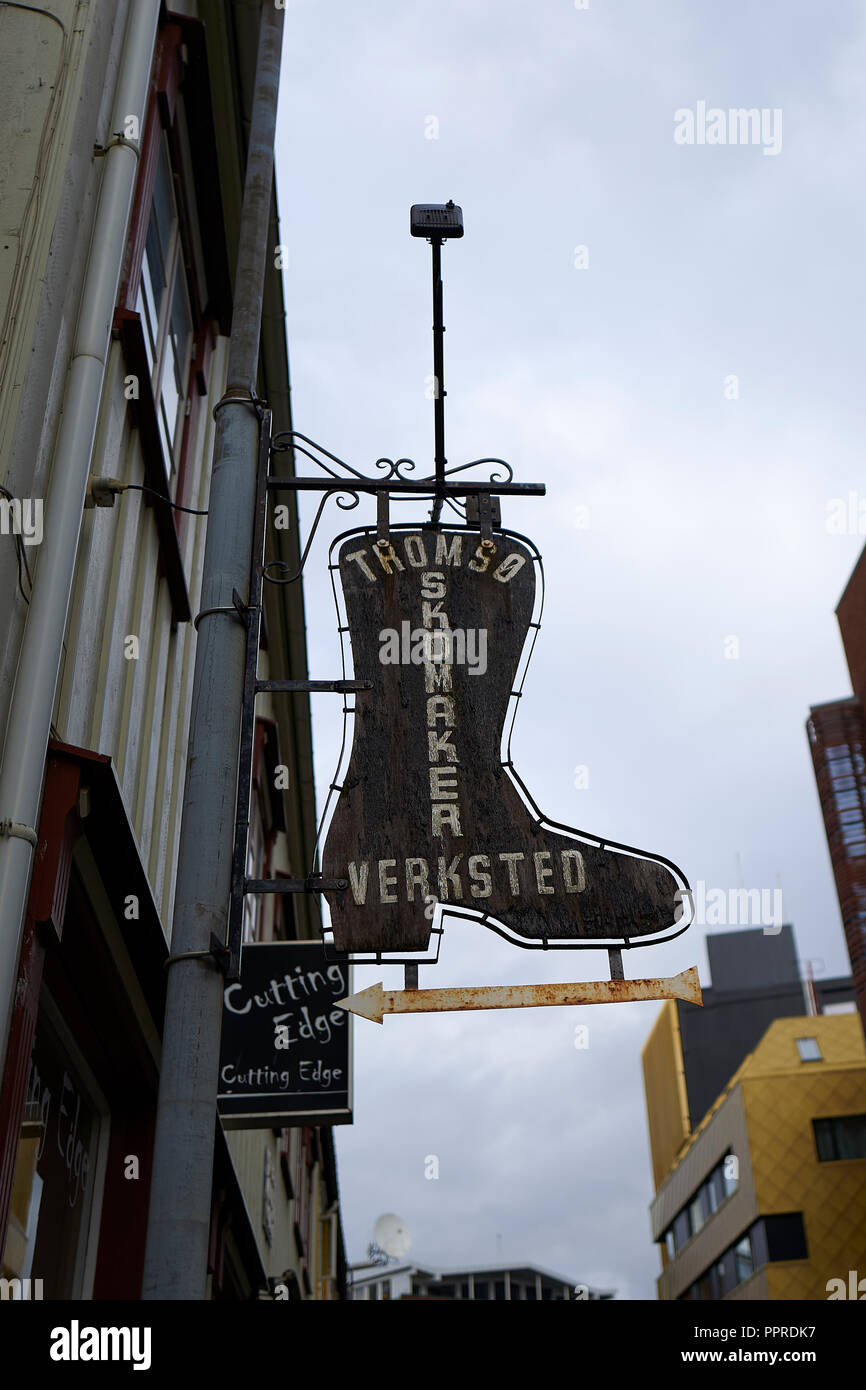 Holz-, Boot-förmiges Schild von Tromsø Skomakerverksted, hängt über dem Shop im Zentrum von Tromsø, Norwegen. Stockfoto