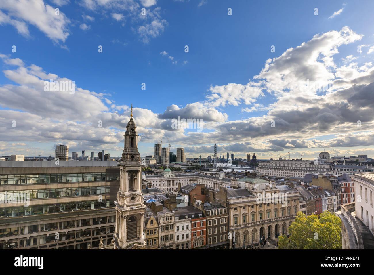 Panoramablick über die Dächer von London mit St. Mary le Strand Kirchturm, Strand, London, UK Stockfoto