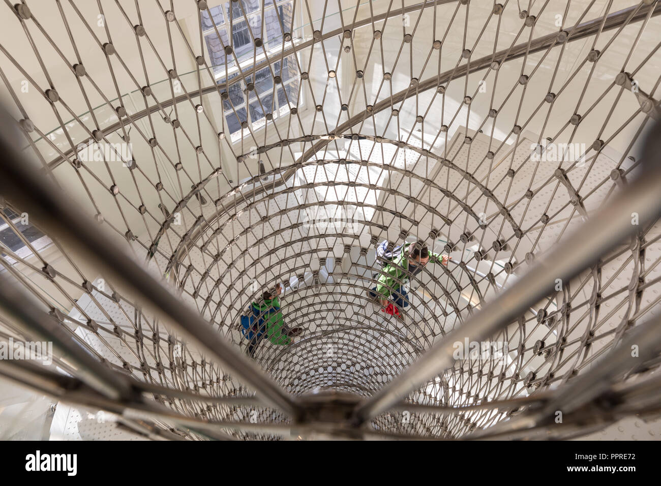Die Meilen, die Treppen, ein elegantes, zeitgenössisches Stahlgewebe Wendeltreppe mit transparenten Balustrade von Eva Jiricna Architekten, Somerset House, London, Großbritannien Stockfoto