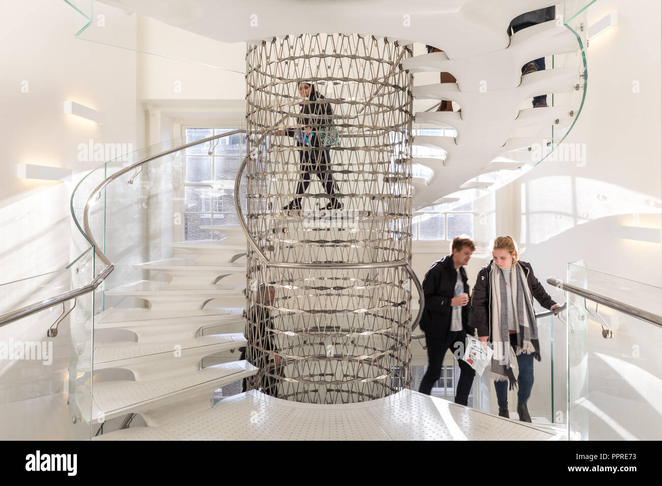 Die Meilen, die Treppen, ein elegantes, zeitgenössisches Stahlgewebe Wendeltreppe mit transparenten Balustrade von Eva Jiricna Architekten, Somerset House, London, Großbritannien Stockfoto