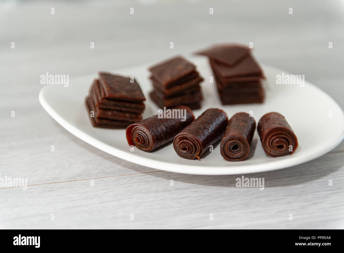 Kaugummi candy aus süßem Teig auf Fruchtsaft. Stockfoto