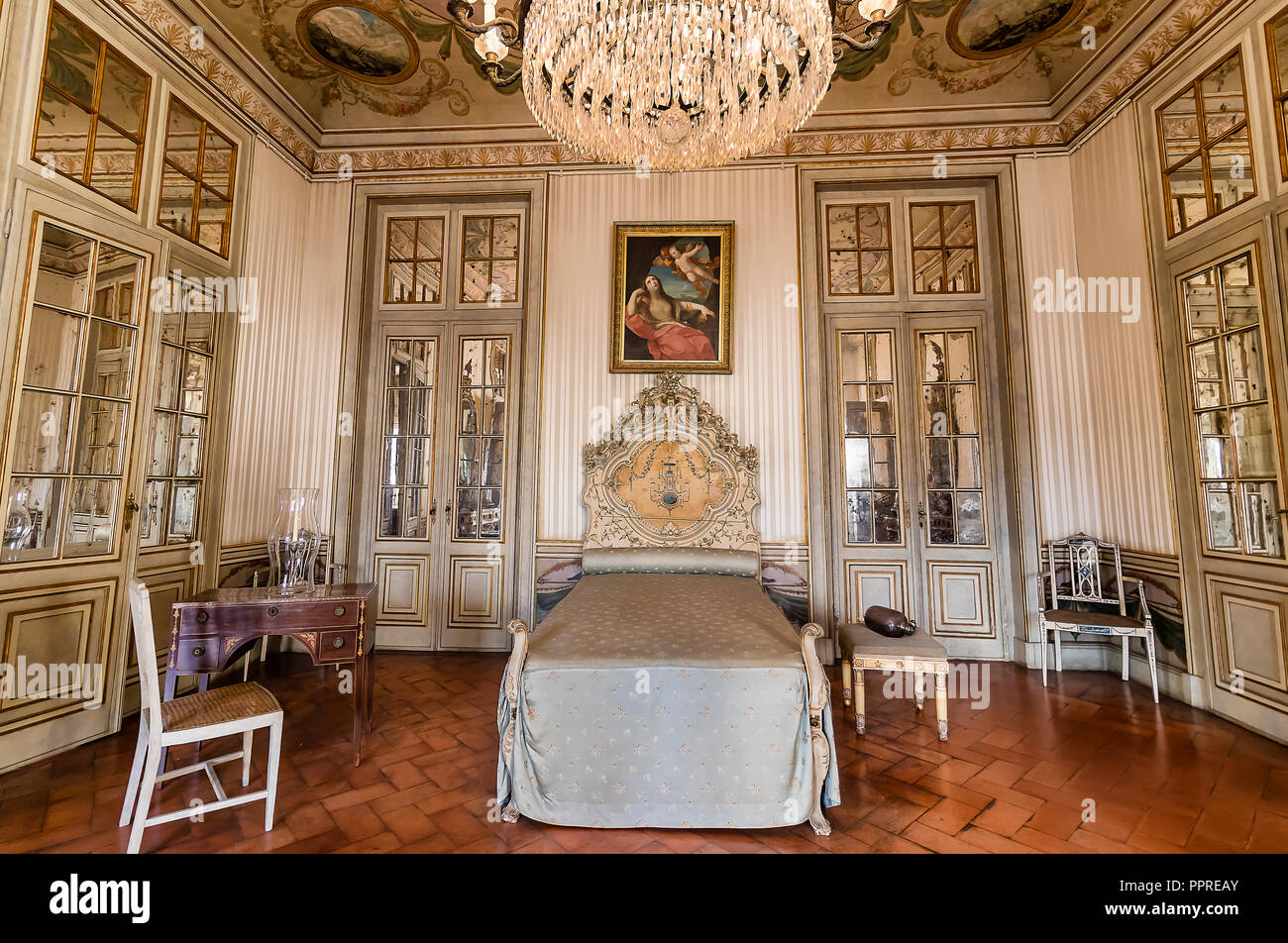 Queluz, Portugal - Dezember 9, 2017: Apartments von Prinzessin, Schlafzimmer in Queluz Palast. Ehemals als Sommerresidenz der Portugiesischen verwendet r Stockfoto