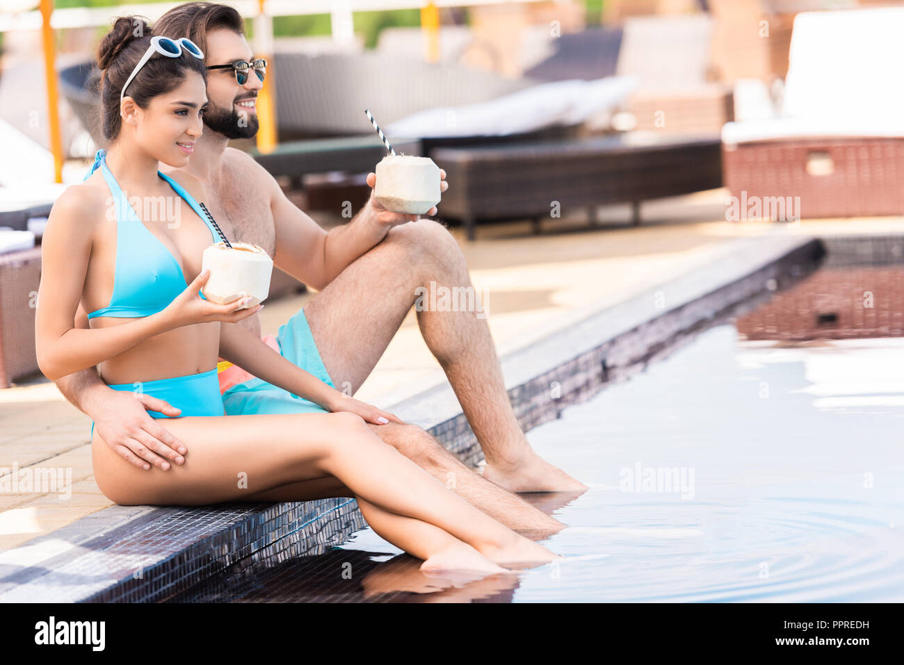 Junge Brasilianerin Und Ihr Freund Entspannen Sich Am Pool