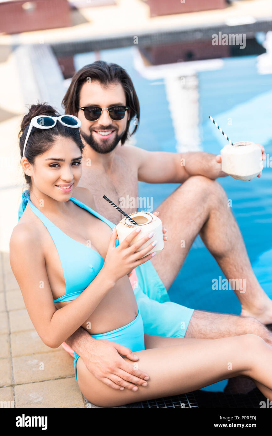 Junge Brasilianerin Und Ihr Freund Entspannen Sich Am Pool Junge Brasilianerin Und Ihr Freund Entspannen Sich Am Pool