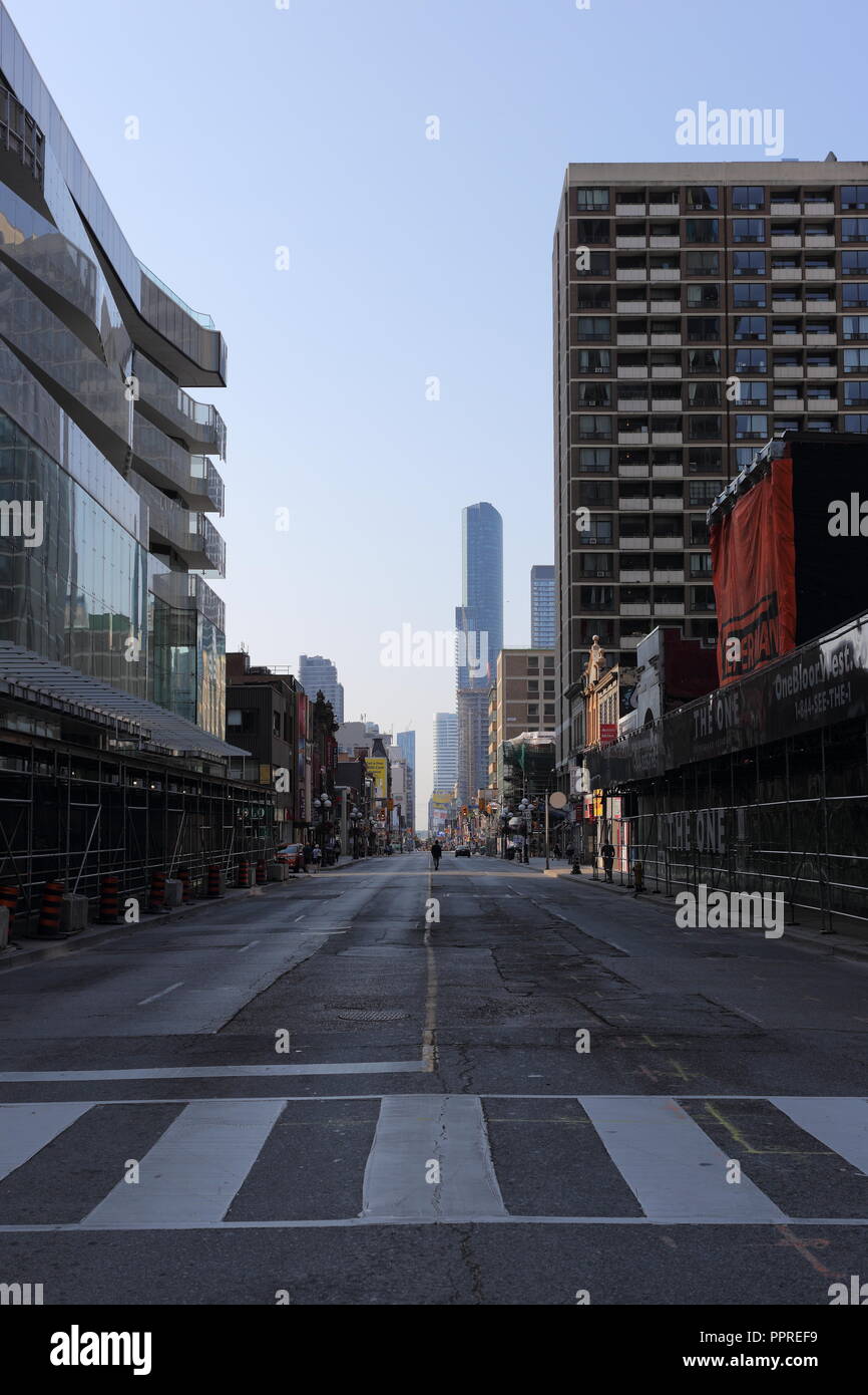 Kreuzung Yonge und Bloor - Single Mann geht die leere Straße. Während "offenen Straßen", wenn Sie die Abschaltung aller Verkehr. (Toronto, CA) Stockfoto