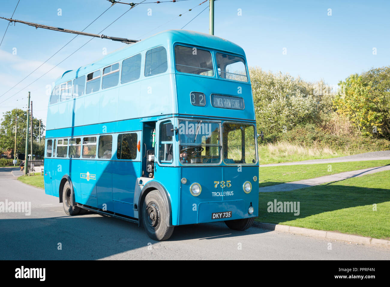 Mitte des zwanzigsten Jahrhunderts britische Trolley Bus 735, Black Country Living Museum, Großbritannien Stockfoto