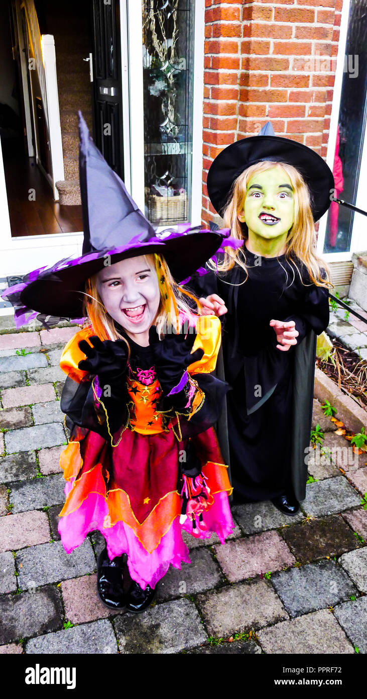 Kleine mädchen kinder Kind in Hexe Kostüm Halloween gekleidet, trug schwarze Hexenhut, Kleider, die Hexe Kostüm Stockfoto