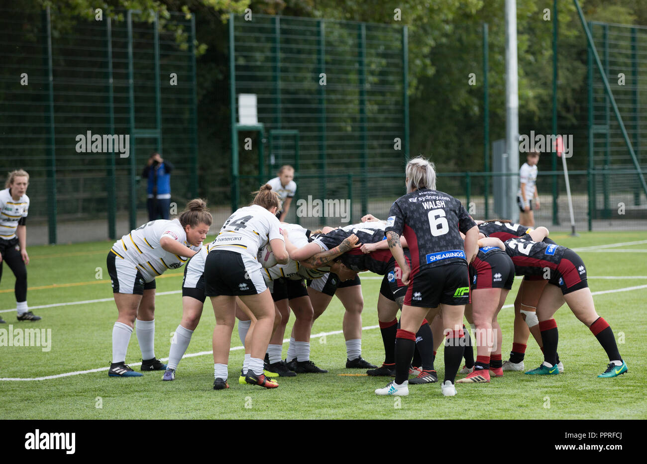 Zwei Damen Rugby Teams gegeneinander spielen, während ein Gedränge an einem Rugby-spiel Stockfoto